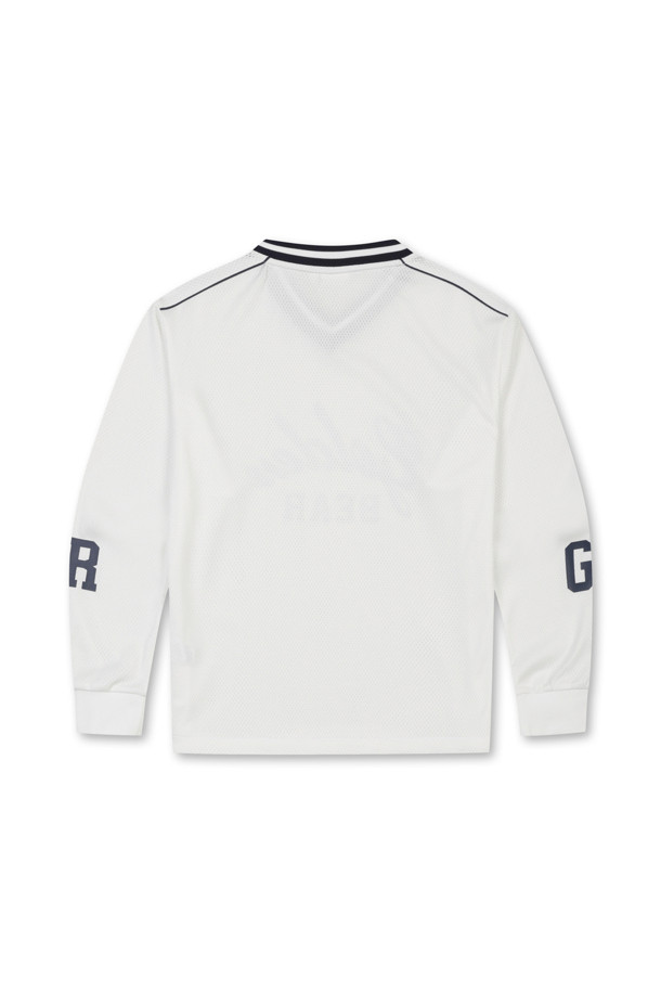 (W) 메쉬 롱 슬리브 티셔츠는 골프 활동에 적합한 여성용 상의입니다. 아이보리 컬러의 메쉬 소재로 제작되어 봄, 여름, 가을, 겨울 사계절 모두 착용 가능하며, 슬림핏, 레귤러핏, 오버핏으로 다양한 스타일을 연출할 수 있습니다. V넥 디자인에 밑단 스트링으로 핏 조절이 용이하며, 골든베어 레터링 프린트와 소매 'GDBR' 텍스트 프린트가 특징입니다. 넥 라인과 어깨 라인의 배색 포인트, 소매 립 배색으로 스포티한 무드를 더했습니다.
