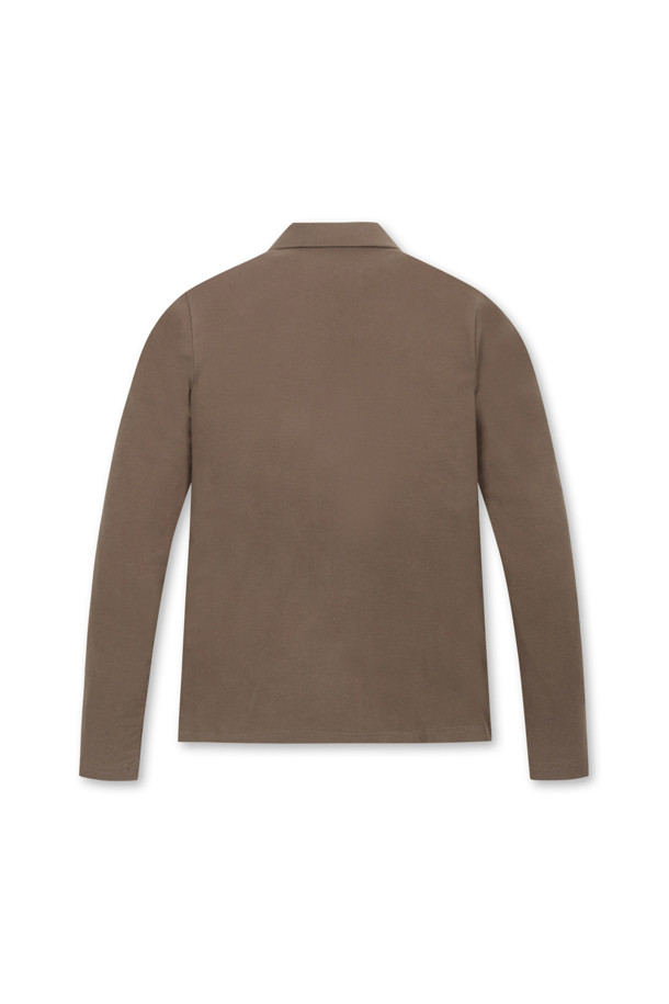 (W) A/R 소프트 터치 카라 티셔츠는 여성 골퍼들을 위한 베이직 스타일의 긴소매 골프 티셔츠입니다. 아이보리, 핑크, 브라운 세 가지 컬러로 출시되었으며, 봄, 가을, 겨울 시즌에 착용하기 좋습니다. 부드러운 촉감의 아크릴, 레이온, 폴리우레탄 혼방 소재로 제작되었으며, 보온성을 위한 기모 안감이 특징입니다. 돌로 카라넥 디자인과 좌측 가슴의 시그니처 뉴베어 자수 와펜이 돋보이며, 슬림핏, 데일리핏, 오버핏으로 다양한 스타일을 연출할 수 있습니다. 밑단과 소매단 삼봉 마감으로 깔끔함을 더했습니다.
