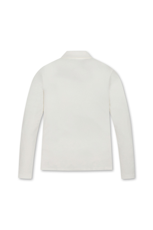 (W) A/R 소프트 터치 카라 티셔츠는 여성 골프 및 일상복으로 활용 가능한 긴소매 티셔츠입니다. 아이보리, 핑크, 브라운 세 가지 색상으로 출시되었으며, 부드러운 촉감의 아크릴레이온, 폴리우레탄 혼방 소재로 제작되었습니다. 베이직 스타일의 무지 디자인에 슬림핏, 데일리핏, 오버핏으로 다양한 핏을 제공하며, 보온 기능과 기모 안감으로 따뜻함을 더했습니다. 좌측 가슴에는 시그니처 뉴베어 자수 와펜이 포인트로 들어가 있으며, 밑단과 소매단은 삼봉 마감 처리로 깔끔하게 마무리되었습니다.
