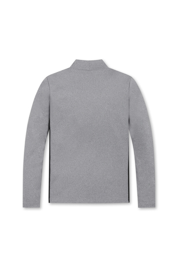 (W) 컬러 컨트라스트 베이스 레이어는 여성 골퍼 및 겨울철 데일리룩을 위한 슬림핏 또는 오버핏의 긴소매 모크넥 베이스 레이어입니다. 그레이, 블랙 두 가지 색상으로 출시되었으며, 스포티하고 미니멀한 스타일을 연출합니다. 부드러운 촉감과 신축성 있는 소재로 편안한 착용감을 제공하며, 사이드 컬러 배색 패널 디자인과 왼쪽 가슴 자수 와펜이 특징입니다. 비침이 없어 단품 티셔츠로도 활용 가능합니다. 가을, 겨울 시즌에 적합한 두께감의 베이직한 무지 스타일입니다.
