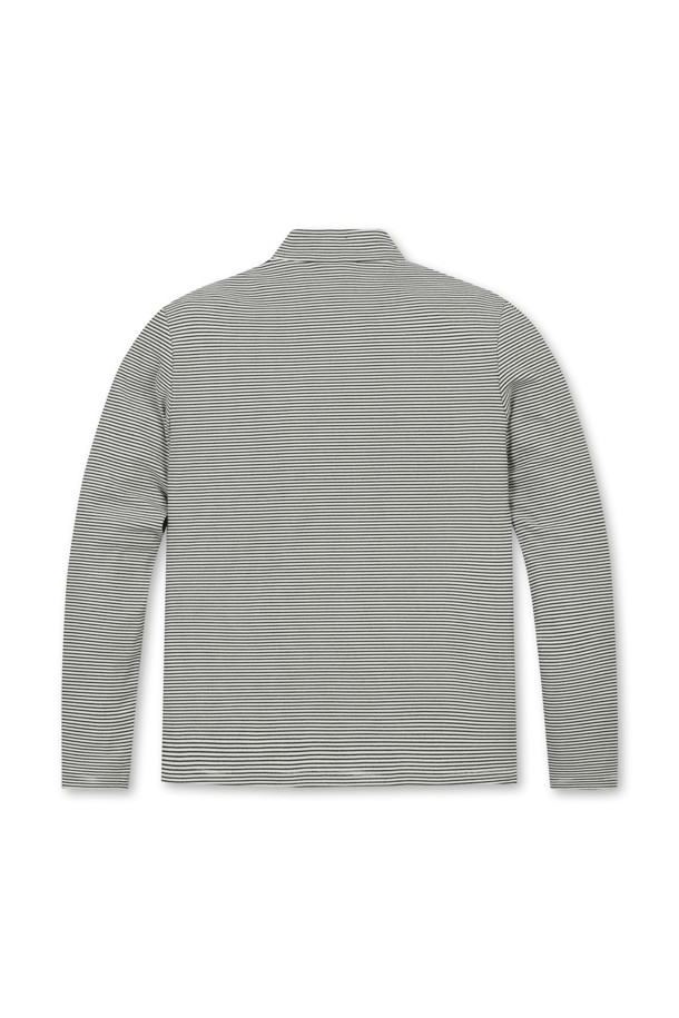 (W) 스트라이프 터틀넥 티셔츠는 여성 골프 및 일상용 상의입니다. 부드러운 면 소재로 제작되어 가을, 겨울 시즌에 따뜻하고 편안하게 착용할 수 있습니다. 기본 스타일의 레귤러 핏 디자인에, 그레이 색상과 스트라이프 패턴으로 클래식하고 미니멀한 무드를 연출합니다. 긴 소매와 터틀넥 디자인은 보온성을 높여주며, 골프룩으로도 활용 가능합니다. 얇은 두께감으로 레이어드하여 다양한 스타일을 연출할 수 있습니다.
