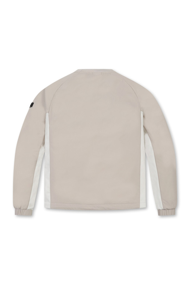 (W) 패디드 우븐 스웨트는 여성용 상의로, 아이보리와 베이지 두 가지 색상으로 출시되었습니다. 부드러운 촉감의 폴리에스테르 소재에 패딩 안감을 더해 보온성을 높였으며, 레귤러핏 라운드넥 디자인으로 편안한 착용감을 선사합니다. 봄, 가을, 겨울 세 계절 모두 착용 가능하며, 스포티, 캐주얼, 미니멀한 스타일을 연출할 수 있습니다. 특히 골프룩에 적합하며, 무지 디자인에 패딩 디테일이 더해져 포인트를 줍니다.
