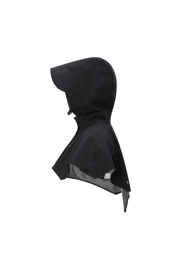 (W)(골든 베어 X 배트맨) 배트맨 판쵸는 여성 고객을 위한 아우터입니다. 일상생활과 우천 시에 착용하기 적합하며, 여름, 가을, 겨울 계절에 걸쳐 활용할 수 있습니다. 배트맨 윙 디자인, 착용 시 왼쪽 가슴 배트맨 자수, 후면 하단 골든베어 레터링이 특징이며, 배트맨 콜라보레이션 컬렉션으로 출시되었습니다. 캐주얼, 스포티 스타일을 연출하며 여행룩에 잘 어울립니다. 방수 소재에 슬림핏 또는 오버핏으로 연출 가능하며, 후드 스트링으로 여밈 방식을 조절할 수 있는 레귤러 기장의 판초입니다.
