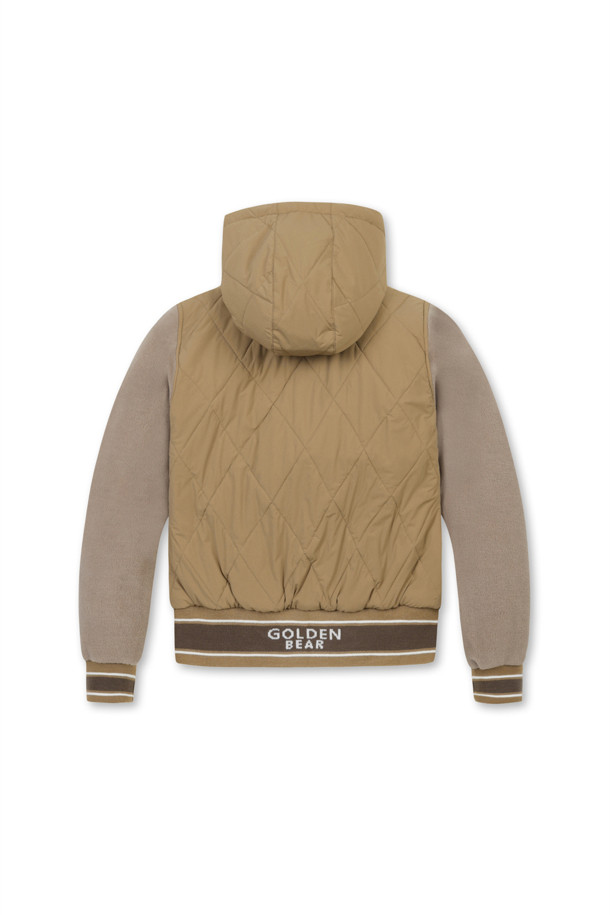 (W) 플리스 하이브리드 패딩 재킷은 여성용 아우터로, 겨울철 골프 및 일상복으로 활용하기 좋습니다. 부드러운 플리스 소재와 퀼팅 처리로 따뜻함과 편안함을 동시에 제공하며, 슬림핏, 데일리핏, 오버핏 등 다양한 핏으로 연출 가능합니다. 베이지, 블랙 두 가지 색상으로 출시되었으며, 다이아몬드 퀼팅 패턴, 립조직 배색, 골드베어 레터링, 버릿베어 자수, 오각 와펜 등 섬세한 디자인 장식이 돋보입니다. 후드 스트링/스토퍼 조절, 사이드 스냅버튼 포켓, 세미 오토락 지퍼풀러 등의 부가 기능으로 실용성을 더했습니다.
