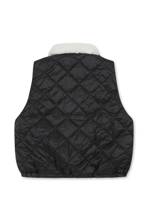 (W) 플리스 카라 퀼팅 베스트는 여성용 아우터로, 가을과 겨울에 골프 또는 일상에서 캐주얼하고 스포티하게 연출하기 좋은 아이템입니다. 블랙 컬러의 퀼팅 패턴이 돋보이며, 부드러운 촉감과 두꺼운 두께로 따뜻함을 제공합니다. 집업 스타일과 레귤러핏으로 편안한 착용감을 선사하며, 플리스 카라와 포켓 디테일이 실용성을 더합니다. 민소매 디자인으로 활동성을 높여 골프룩 연출에 적합합니다.
