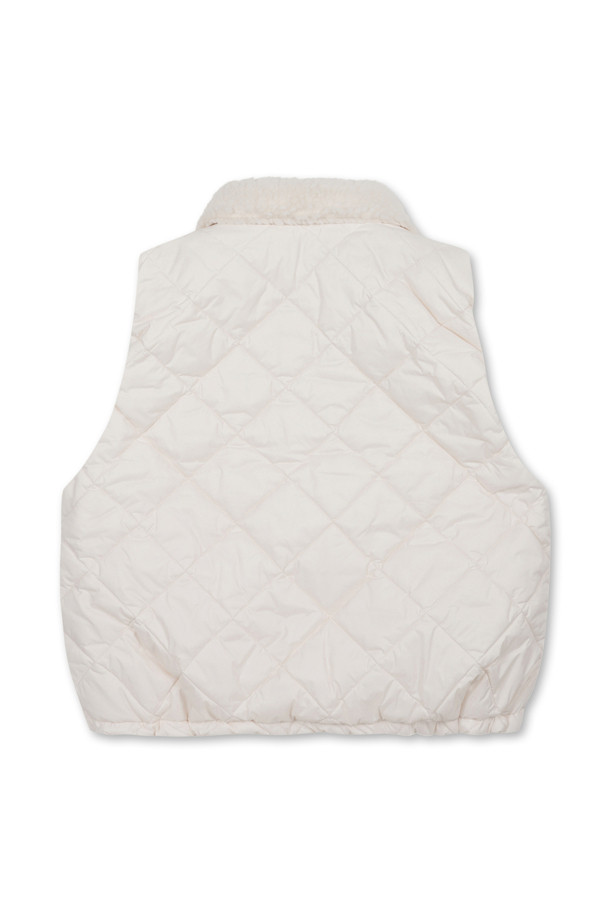 (W) 플리스 카라 퀼팅 베스트는 여성 골퍼들을 위한 캐주얼, 스포티 무드의 조끼입니다. 아이보리, 화이트 두 가지 색상으로 출시되었으며, 부드러운 플리스 소재와 두꺼운 두께감으로 가을, 겨울철 보온성을 높였습니다. 크롭 기장의 레귤러핏으로, 카라 디테일과 퀼팅 디자인이 특징이며, 집업 스타일로 간편하게 착용할 수 있습니다. 스포티한 골프룩뿐만 아니라 일상에서도 미니멀하게 연출하기 좋은 아이템입니다.
