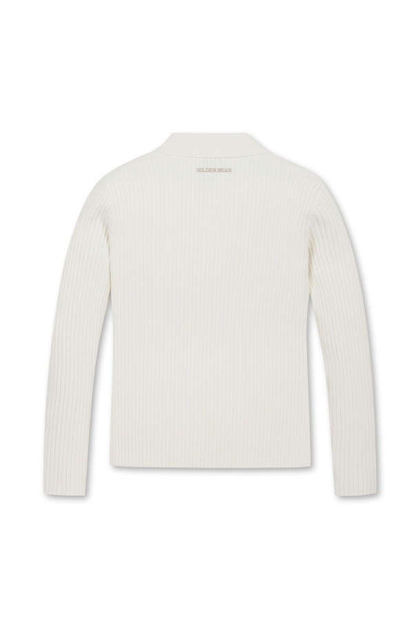 (W) 리브드 칼라 니트는 가을, 겨울 시즌 여성 골프룩 및 겨울 데일리룩 연출에 적합한 베이직 스타일의 니트/스웨터입니다. 아이보리, 블랙, 레드의 세 가지 색상으로 출시되었으며, 슬림핏, 데일리핏, 오버핏으로 다양한 핏을 즐길 수 있습니다. 칼라넥 디자인과 긴 소매, 골지/스트라이프 패턴이 특징이며, 중앙 플라켓 버튼 디테일과 후면 골드베어 자수 장식이 돋보입니다. 신축성 있는 니트 소재로 제작되었으며, 비침 걱정 없이 착용 가능합니다. 시즌 한정 곰 와펜으로 포인트를 더했습니다.
