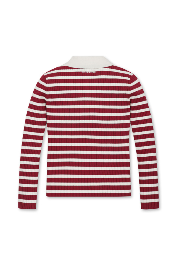 (W) 리브드 칼라 니트는 여성 골프 및 일상복으로 활용 가능한 상의입니다. 아이보리, 블랙, 레드 컬러로 출시되었으며, 봄, 가을, 겨울 시즌에 착용하기 좋습니다. 니트 소재의 슬림핏 또는 데일리핏, 오버핏으로 연출할 수 있으며, 골지, 스트라이프 패턴에 긴소매 디자인이 특징입니다. 니트 카라 네크라인과 중앙 플라켓 단추 디테일, 후면 골드베어 자수, 시즌 한정 곰 와펜으로 포인트를 더했습니다. 신축성이 있으며 비침 걱정 없이 부드러운 촉감을 즐길 수 있습니다.
