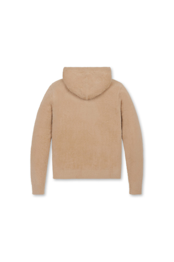 (W) 플러피 얀 후드 니트는 부드러운 날개사 소재로 제작되어 포근한 착용감을 선사합니다. 여성들을 위한 세미 오버핏 스타일로, 캐주얼, 스포티, 미니멀 무드를 연출하기 좋습니다. 베이지, 옐로우 그린, 핑크 세 가지 색상으로 출시되었으며, 봄, 가을, 겨울 시즌에 착용하기 적합합니다. 특히, 좌측 가슴 부분의 시즌 한정 비니 베어 와펜이 디자인 포인트입니다. 소매와 밑단은 1X7 립조직으로 편직되었으며, 크롭 기장과 후드 디자인이 특징입니다.
