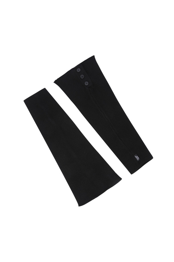 블랙 컬러의 버튼 레그워머입니다. 가을, 겨울 시즌에 여성 및 남성 모두 착용 가능하며, 골프룩과 캐주얼, 미니멀, 클래식 스타일을 연출하기 좋습니다. 두꺼운 두께감으로 보온성을 높였으며, 무지 디자인에 버튼 디테일을 더해 포인트를 주었습니다. 일상생활에서도 활용하기 좋은 아이템입니다.

