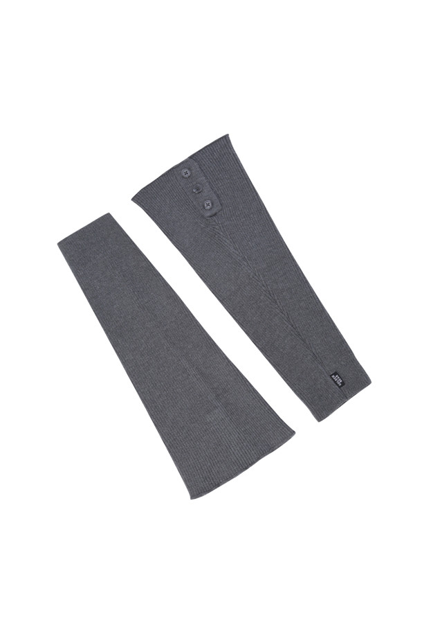 **Button 레그 워머**는 추운 겨울, 골프룩에 따뜻함과 스타일을 더해줄 여성용 다리 워머입니다. 클래식하고 미니멀한 디자인에 그레이 색상, 무지 패턴으로 어떤 의상에도 잘 어울립니다. 두꺼운 두께감으로 보온성을 높였으며, 버튼 디테일이 포인트를 더합니다. 다리를 따뜻하게 감싸주어 겨울철 골프 활동 시에도 쾌적함을 유지시켜 줍니다.
