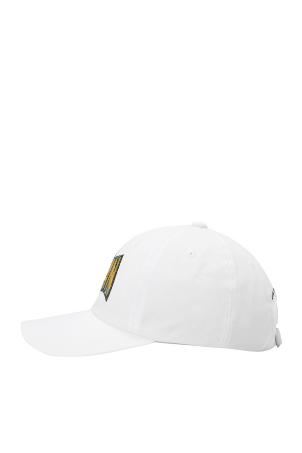 **(U)(골든 베어 X 배트맨) 배트맨 레터링 백그래픽 볼캡**은 골프 및 일상에서 모두 활용 가능한 남녀 공용 볼캡입니다. 블랙, 화이트 두 가지 색상으로 출시되었으며, 부드러운 코튼 소재로 제작되어 편안한 착용감을 선사합니다. 뒷면에는 배트맨 레터링 그래픽과 골든 베어 로고 직자수가 디자인되어 있으며, 통풍구 6개와 코튼트윌 땀밴드로 쾌적함을 더했습니다. 사이즈 조절이 가능하며, 튼튼한 내구성을 위해 쌍침 테이프 처리와 내부 골든베어 로고 프린트 디테일이 돋보입니다. 캐주얼, 클래식, 미니멀 스타일을 즐기는 분들께 추천합니다.
