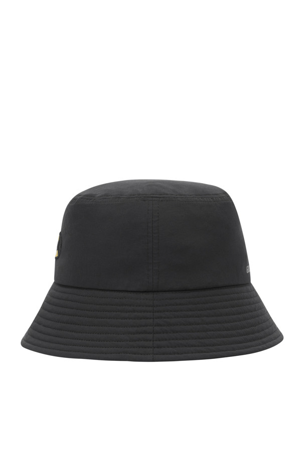 (U)(골든 베어 X 배트맨) 배트맨 로고 그래픽 버킷햇은 캐주얼, 골프 스타일을 모두 소화할 수 있는 블랙 컬러의 버킷햇입니다. 나일론 소재로 제작되어 가볍고 편안한 착용감을 제공하며, 배트맨 로고 그래픽이 포인트로 디자인되었습니다. 드랍된 형태의 챙과 투브 형태의 턱끈, 사이즈 조절용 D링과 스토퍼가 있어 실용성을 높였습니다. 햇빛 차단 기능으로 야외 활동 시에도 유용하며, 골프룩, 여행룩 등 다양한 TPO에 활용 가능합니다. 미니멀, 스포티한 스타일을 즐기는 분들께 추천합니다.
