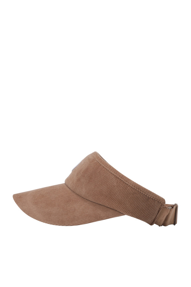 (더블유) 코듀로이 바이저는 여성 골프룩을 위한 클래식하고 미니멀한 스타일의 모자입니다. 아이보리, 브라운, 블랙 세 가지 색상으로 출시되었으며, 부드러운 코듀로이 소재와 낮은 모자 깊이로 편안한 착용감을 선사합니다. 8.5cm 챙 넓이에 자수 와펜, 로고 직자수, 메달 버클 디자인 장식이 더해져 세련된 포인트를 줍니다. 스트레치 기능과 메쉬 안감, 사이즈 조절 기능으로 활동성과 편의성을 높인 여성 전용 디자인입니다.
