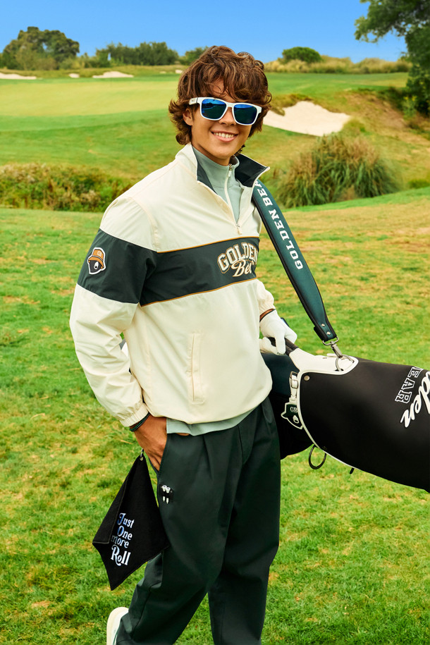 Tucked 테이퍼드 팬츠는 남성을 위한 골프 및 일상용 바지입니다. 블루와 아이보리 두 가지 색상으로 출시되었으며, 봄, 여름, 가을, 겨울 사계절 모두 착용 가능합니다. 슬림핏 테이퍼드 디자인으로 클래식하고 미니멀한 스타일을 연출하며, 얇은 면 소재로 제작되었습니다. 1:7 비율 허리 밴드, 싱글 플리츠, 메탈 후크 잠금장치, D링, 로고 자수, 싱글 웰트 포켓, 사이드 대각선 포켓, 백 요크 디자인 등, 섬세한 디테일이 돋보입니다. 2cm 접어올린 밑단으로 세련된 룩을 완성합니다.
