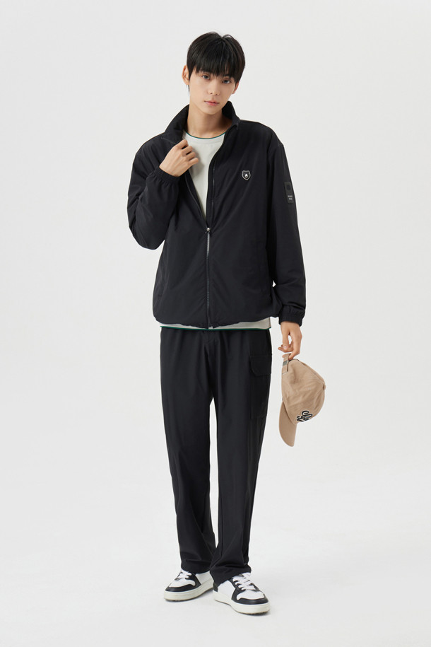 패턴 프린팅 팬츠는 남성용 카고 팬츠입니다. 베이지 컬러의 경량 스트레치 소재로 제작되었으며, 봄, 가을, 겨울 계절에 착용하기 좋습니다. 전체 밴딩 허리, 우측 플랩커버 아웃포켓, 전면 사선 싱글월트 포켓, 커브드 라인 로고 프린팅, 밑단 스트링 & 스토퍼 디테일이 특징입니다. 슬림핏, 스트레이트핏, 테이퍼드핏, 와이드핏으로 다양한 핏을 선택할 수 있으며, 골프룩, 가을 나들이룩, 스포티, 캐주얼, 미니멀 스타일을 연출하기 좋습니다.
