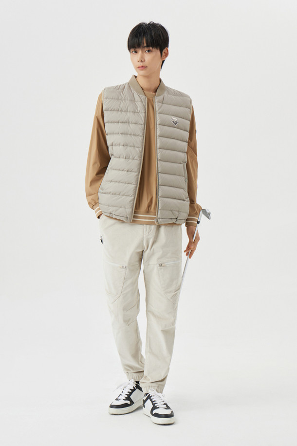 코듀로이 밴딩 조거 팬츠는 부드러운 촉감의 코듀로이 소재로 제작되어 봄, 가을, 겨울 시즌에 착용하기 좋습니다. 슬림, 스트레이트, 테이퍼드, 와이드 핏으로 다양한 스타일을 연출할 수 있으며, 3D 패턴 적용으로 편안한 착용감을 선사합니다. 아이보리, 브라운, 그린 세 가지 색상으로 출시되었으며, 골프룩, 가을 나들이룩, 캐주얼, 스포티, 미니멀 스타일링에 활용하기 좋습니다. 밴딩 처리와 조거 스타일 햄라인으로 활동성을 높였으며, 좌우 지퍼 포켓, 대각선 사이드 포켓, 펜홀더 포켓, 백 웰트 포켓, 스냅 클로저, 5개의 벨트 루프 등의 디테일이 돋보입니다.
