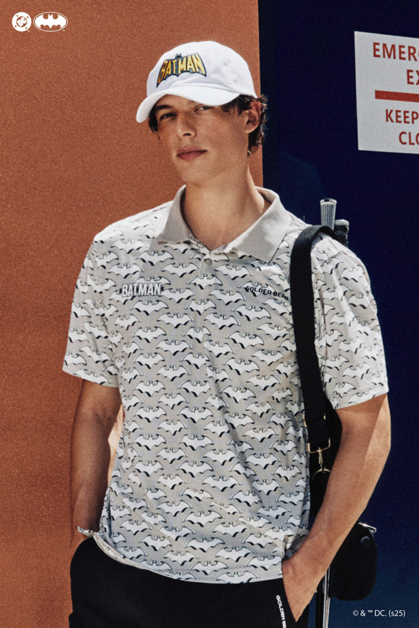 (M)(골든 베어 X 배트맨) 배트맨 패턴 반팔 피케 폴로 티셔츠는 골프 및 일상 용도로 활용 가능한 남성용 폴로 티셔츠입니다. 스타일은 스포티하며 캐주얼한 무드를 연출하며, 봄, 여름, 가을, 겨울 사계절 모두 착용 가능합니다. 화이트와 터콰이즈 두 가지 색상으로 만나볼 수 있으며, 립조직 카라 배색과 넥 스냅 버튼 디테일이 돋보입니다. 골드베어 레터링 로고와 배트맨 콜라보, 배트맨 캐릭터 그래픽이 특징이며, 슬림핏, 데일리핏, 오버핏 등 다양한 핏으로 출시되었습니다.
