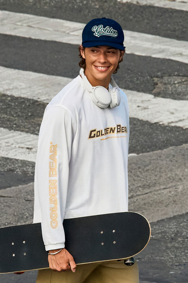 (U) 그래픽 메쉬 긴팔 티셔츠는 남성용 상의로, 여름철 골프 및 일상 활동에 적합합니다. 화이트와 베이지 두 가지 색상으로 출시되었으며, 스포티, 캐주얼, 미니멀한 스타일을 연출할 수 있습니다. 얇은 두께의 메쉬 소재로 제작되어 통기성과 흡습성이 뛰어나 쾌적한 착용감을 제공합니다. 골드 베어 로고 프린트와 시즌 한정 타이포그래피 디자인이 특징이며, 목선 보강 테이프, 어깨-팔 라인 삼중 스티치, 필링 방지 립 구조 넥밴드로 내구성을 높였습니다. 슬림, 레귤러, 오버핏으로 다양한 핏을 선택할 수 있으며, 라운드넥과 긴소매 디자인입니다.
