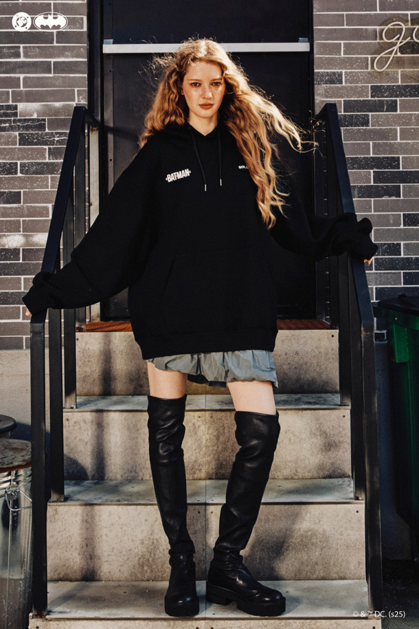 (W)(골든 베어 X 배트맨) 사이드 아웃포켓 벌룬 스커트는 여성 골퍼와 캐주얼 스타일을 즐기는 분들을 위한 벌룬 스커트입니다. 그레이 및 블랙 두 가지 색상으로 제공되며, 여름, 가을, 겨울 계절에 착용하기 좋습니다. 양쪽 사이드 플랩 아웃포켓, 허리 밴드 골든베어 입체 로고, 오른쪽 포켓 하단 레터링 프린트, 오른쪽 뒷면 콜라보 전용 D링 디테일이 특징입니다. 슬림핏, 데일리핏, 오버핏까지 다양한 핏으로 연출 가능하며, 신축성은 없지만 비침 걱정 없이 편안하게 착용할 수 있습니다.
