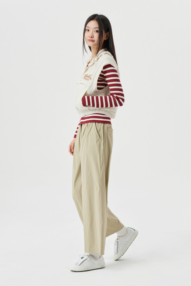 (W) 와이드 핏 팬츠는 여성 골프 및 일상용으로 디자인된 베이지 컬러의 긴 바지입니다. 봄, 여름, 가을, 겨울 모든 계절에 착용 가능하며, 베이직하고 캐주얼한 스타일을 연출합니다. 신축성이 우수하며, 타월 및 포켓 탈부착이 가능하여 실용성을 더했습니다. 골드베어 레터링 자수 로고와 시그니처 디테일이 특징이며, 편안한 와이드 핏을 제공합니다. 밴딩 처리로 활동성을 높인 골프룩을 완성해보세요.
