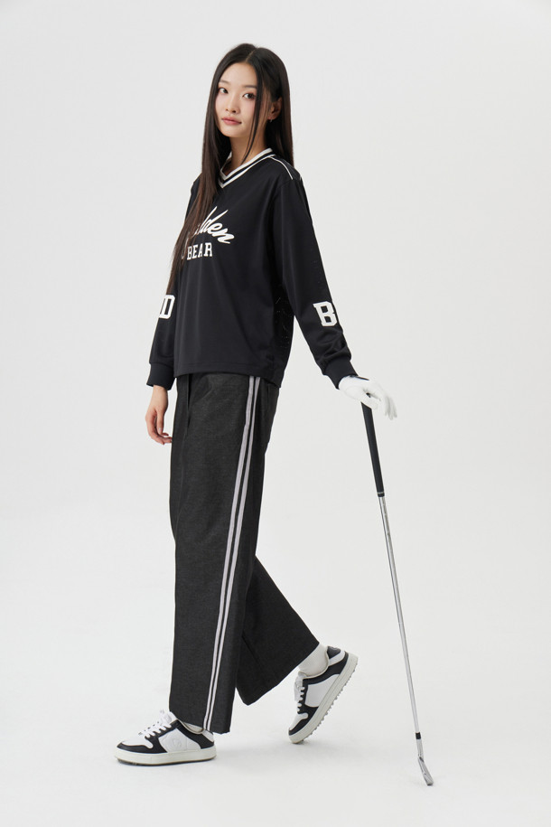 (W) 루즈핏 데님 라이크 팬츠는 여성용 바지로, 봄부터 겨울까지 사계절 내내 활용 가능한 아이템입니다. 블랙과 블루 두 가지 색상으로 출시되었으며, 코튼과 폴리에스테르 혼방 소재로 제작되어 신축성과 내구성이 우수합니다. 루즈핏, 슬림핏, 스트레이트핏, 테이퍼드핏, 와이드핏 등 다양한 핏으로 출시되어 폭넓은 선택이 가능하며, 측면 배색 테이프와 사선 포켓, 벨트고리 디테일이 특징입니다. 골프룩, 산책룩 등 다양한 TPO에 스포티하고 세련된 스타일을 연출할 수 있습니다.
