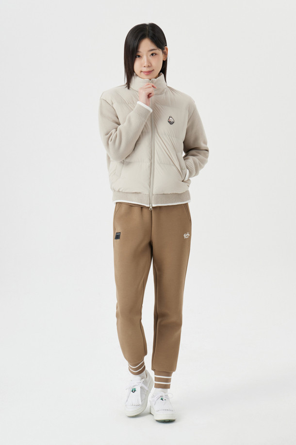 (W) 네오프렌 조거 팬츠는 여성용 바지로, 가을과 겨울에 착용하기 좋습니다. 브라운 색상의 무지 디자인에 조거핏으로, 릴랙스한 핏을 제공하며 부드러운 촉감이 특징입니다. 두꺼운 네오프렌 소재로 제작되었으며, 립 디테일과 스트라이프 배색이 스포티하고 캐주얼한 스타일을 더합니다. 골프룩, 일상복으로 활용 가능하며 밴딩 처리되어 편안한 착용감을 선사합니다. 미니멀한 스타일을 선호하는 분들에게 추천합니다.
