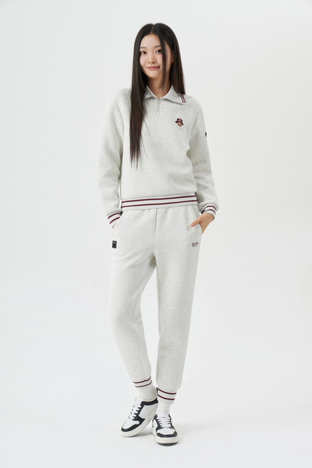 (W) 네오프렌 조거 팬츠는 여성 골프룩 및 일상 캐주얼 스타일에 적합한 긴 바지입니다. 아이보리와 브라운 두 가지 색상으로 출시되었으며, 봄, 여름, 가을, 겨울 사계절 모두 착용 가능합니다. 네오프렌 소재로 제작되어 부드러운 촉감을 제공하며, 슬림핏, 스트레이트핏, 테이퍼드핏, 와이드핏 등 다양한 핏으로 출시되어 폭넓은 선택지를 제공합니다. 허리 내부 스트링과 밑단 배색 스트라이프 립 조직, 오른쪽 사선 포켓 시그니처 디테일, 왼쪽 사선 포켓 레터링 로고가 특징입니다. 전체적으로 두꺼운 두께감의 밴딩 조거 팬츠입니다.
