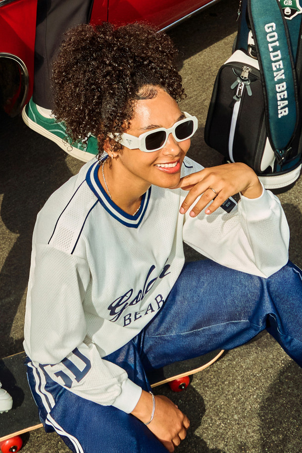 (W) 메쉬 롱 슬리브 티셔츠는 골프 활동에 적합한 여성용 상의입니다. 아이보리 컬러의 메쉬 소재로 제작되어 봄, 여름, 가을, 겨울 사계절 모두 착용 가능하며, 슬림핏, 레귤러핏, 오버핏으로 다양한 스타일을 연출할 수 있습니다. V넥 디자인에 밑단 스트링으로 핏 조절이 용이하며, 골든베어 레터링 프린트와 소매 'GDBR' 텍스트 프린트가 특징입니다. 넥 라인과 어깨 라인의 배색 포인트, 소매 립 배색으로 스포티한 무드를 더했습니다.
