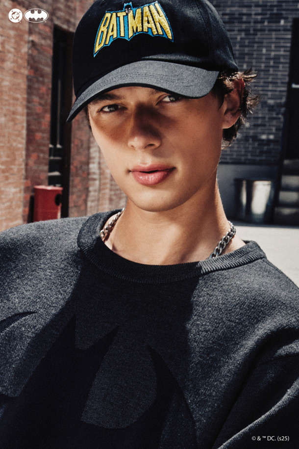 (U)(골든 베어 X 배트맨) 배트맨 레터링 백그래픽 볼캡은 골프는 물론, 일상에서도 활용하기 좋은 모자입니다. 블랙 컬러의 면 소재로 제작되어 부드러운 촉감을 선사하며, 일반적인 모자 깊이와 챙 넓이로 편안한 착용감을 제공합니다. 배트맨 캐릭터와 레터링, 로고 자수 디테일이 돋보이는 디자인으로, 캐주얼, 미니멀, 스포티한 스타일을 연출하기 좋습니다. 특히, 백그래픽 디자인은 뒷모습까지 스타일리시하게 만들어줍니다. 봄, 여름, 가을 시즌에 착용하기 적합합니다.
