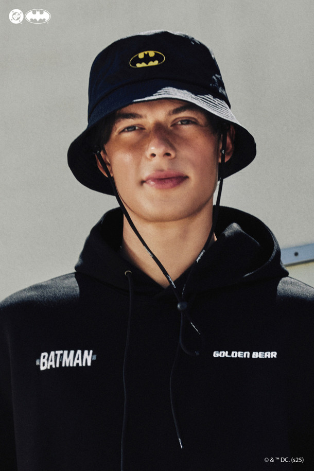 (U)(골든 베어 X 배트맨) 배트맨 로고 그래픽 버킷햇은 캐주얼, 골프 스타일을 모두 소화할 수 있는 블랙 컬러의 버킷햇입니다. 나일론 소재로 제작되어 가볍고 편안한 착용감을 제공하며, 배트맨 로고 그래픽이 포인트로 디자인되었습니다. 드랍된 형태의 챙과 투브 형태의 턱끈, 사이즈 조절용 D링과 스토퍼가 있어 실용성을 높였습니다. 햇빛 차단 기능으로 야외 활동 시에도 유용하며, 골프룩, 여행룩 등 다양한 TPO에 활용 가능합니다. 미니멀, 스포티한 스타일을 즐기는 분들께 추천합니다.
