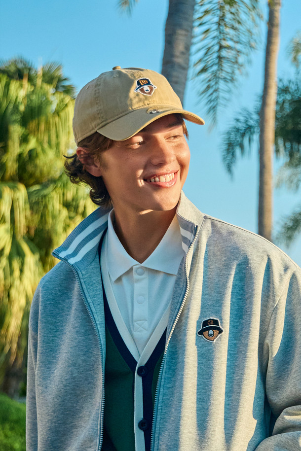 (뉴에라) 940 코튼 볼캡은 캐주얼, 미니멀, 클래식 스타일을 모두 아우르는 공용 볼캡입니다. 봄, 여름, 가을 계절에 착용하기 좋으며, 일상 및 골프룩에 활용할 수 있습니다. 블랙, 화이트, 베이지, 그린 등 4가지 색상으로 출시되었으며, 7cm의 챙 넓이와 7.6cm의 모자 깊이로 편안한 착용감을 제공합니다. 면 소재로 제작되었으며, 골든 베어 로고 자수 및 시그니처 버릿 베어 자수가 포인트로 들어가 세련된 디자인을 연출합니다. 사이즈 조절 스트랩, 땀구멍, 땀밴드, 내부 로고 프린트 등 다양한 디테일이 돋보이는 언스트럭처드 타입의 볼캡입니다.
