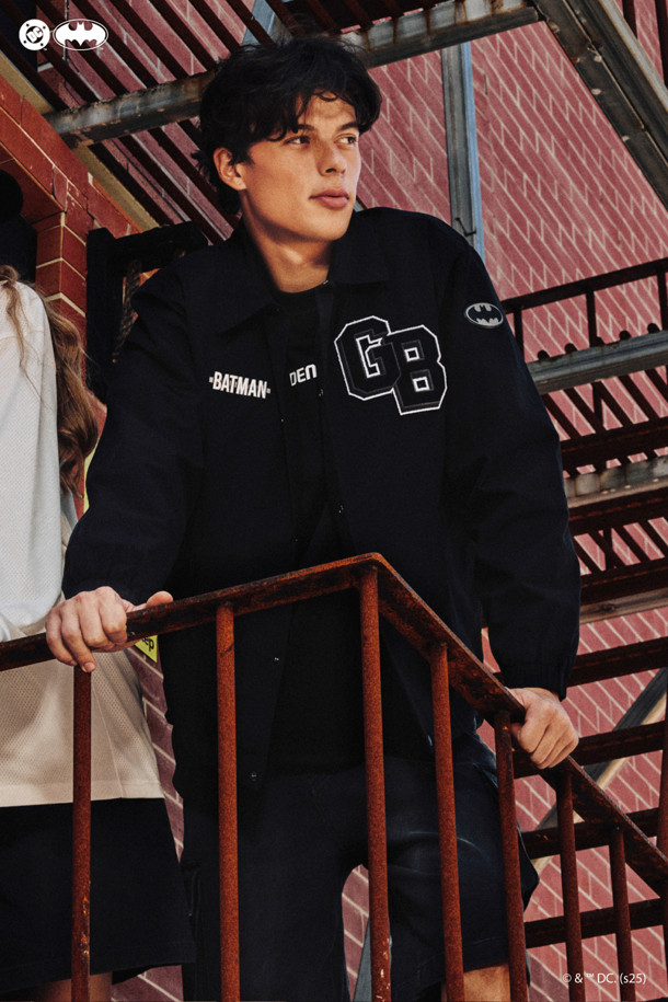 블랙 데님 카고 반바지는 남성용 캐주얼 의류로, 봄, 가을, 겨울에 활용하기 좋습니다. 다크 모노톤 워싱 처리된 블루 컬러 데님 소재에 스판덱스를 혼방하여 편안한 착용감을 제공합니다. 슬림핏 디자인에 허리 훅 여밈과 5개의 벨트 루프, 스트레치 밴딩으로 활동성을 높였습니다. 사이드 포켓, 3D 카고 포켓, 뒷주머니 오각형 디자인 등 실용적인 디테일이 돋보이며, 골프룩 및 미니멀 스타일 연출에 적합합니다.
