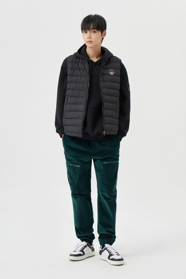 블랙 컬러의 코듀로이 밴딩 조거 팬츠입니다. 가을, 겨울 시즌에 적합하며, 캐주얼, 스포티, 미니멀 스타일을 모두 아우르는 디자인입니다. 두꺼운 두께감의 코듀로이 소재로 제작되어 부드러운 촉감을 선사하며, 릴랙스 핏으로 편안한 착용감을 제공합니다. 밑단 시보리 디테일이 있으며, 골프룩과 일상복 모두 활용 가능합니다. 남성용 조거 팬츠로, 활동적인 날에도 스타일리시함을 놓치지 않도록 디자인되었습니다.
