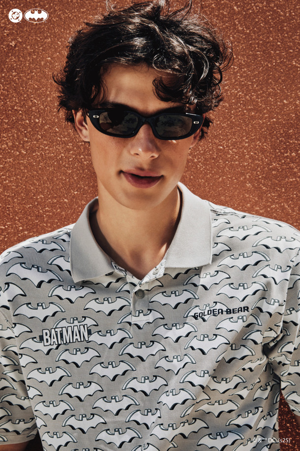 (M)(골든 베어 X 배트맨) 배트맨 패턴 반팔 피케 폴로 티셔츠는 골프 및 일상 용도로 활용 가능한 남성용 폴로 티셔츠입니다. 스타일은 스포티하며 캐주얼한 무드를 연출하며, 봄, 여름, 가을, 겨울 사계절 모두 착용 가능합니다. 화이트와 터콰이즈 두 가지 색상으로 만나볼 수 있으며, 립조직 카라 배색과 넥 스냅 버튼 디테일이 돋보입니다. 골드베어 레터링 로고와 배트맨 콜라보, 배트맨 캐릭터 그래픽이 특징이며, 슬림핏, 데일리핏, 오버핏 등 다양한 핏으로 출시되었습니다.
