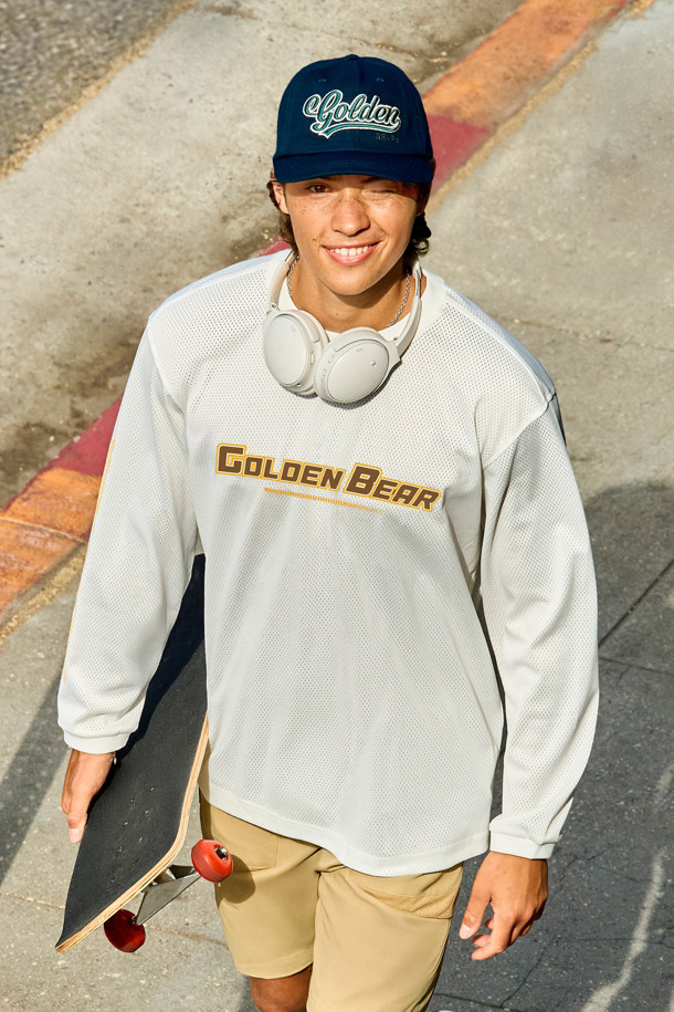 (U) 그래픽 메쉬 긴팔 티셔츠는 남성용 상의로, 여름철 골프 및 일상 활동에 적합합니다. 화이트와 베이지 두 가지 색상으로 출시되었으며, 스포티, 캐주얼, 미니멀한 스타일을 연출할 수 있습니다. 얇은 두께의 메쉬 소재로 제작되어 통기성과 흡습성이 뛰어나 쾌적한 착용감을 제공합니다. 골드 베어 로고 프린트와 시즌 한정 타이포그래피 디자인이 특징이며, 목선 보강 테이프, 어깨-팔 라인 삼중 스티치, 필링 방지 립 구조 넥밴드로 내구성을 높였습니다. 슬림, 레귤러, 오버핏으로 다양한 핏을 선택할 수 있으며, 라운드넥과 긴소매 디자인입니다.
