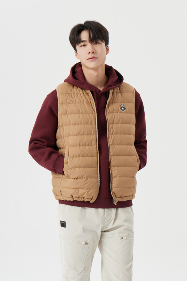 가볍고 따뜻한 남성용 '라이트웨이트 다운 베스트'입니다. 부드러운 촉감의 나일론과 폴리에스테르 혼방 소재로 제작되어 가을, 겨울철 보온성을 책임집니다. 베이지 색상의 무지 디자인으로, 스포티, 캐주얼, 미니멀 등 다양한 스타일 연출이 가능합니다. 골프룩은 물론, 일상에서도 편안하게 착용할 수 있는 활용도 높은 아이템입니다. 집업 스타일, 레귤러 핏, 민소매 디자인으로 활동성을 높였습니다.
