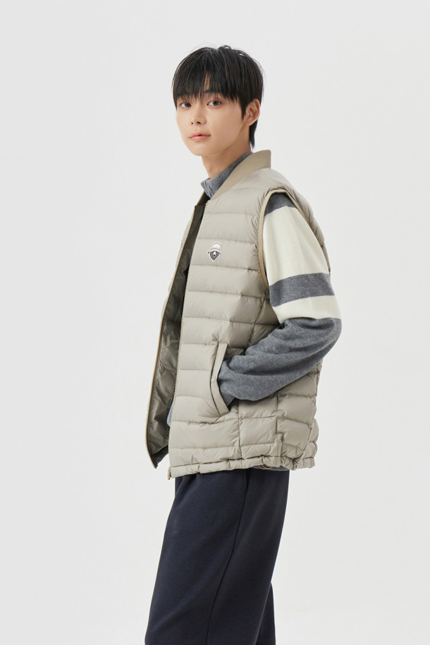 남성용 Windproof Lining (윈드프루프 라이닝) 하프 집업 니트입니다. 가을, 겨울 시즌 골프 및 일상에서 활용하기 좋은 스포티하고 베이직한 스타일의 제품입니다. 부드러운 울 소재에 방풍 안감을 더해 보온성과 방풍 기능을 갖췄습니다. 넥 소매 밑단 7X7 립 조직, 소매 상단 및 넥밴드 상단 배색 컬러 포인트, 전면 좌측 가슴 시그니처 자수, 등판 골 조직 디자인으로 디자인적 포인트를 더했습니다. 반 집업 스타일로 탈착이 용이하며, 필링 발생을 최소화했습니다. 블랙과 그레이 두 가지 컬러로 출시되었습니다.
