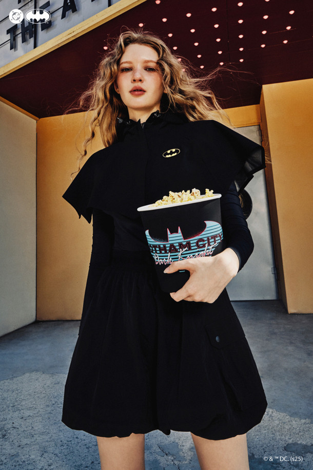 (W)(골든 베어 X 배트맨) 사이드 아웃포켓 벌룬 스커트입니다. 여성용으로, 그레이와 블랙 두 가지 색상으로 출시되었습니다. 골프 및 일상용으로 활용 가능하며, 여름, 가을, 겨울 계절에 모두 착용할 수 있습니다. 스포티하면서도 캐주얼한 스타일을 연출하며, 벌룬 핏으로 편안함을 더했습니다. 양쪽 사이드 플랩 아웃포켓과 허리 밴드 골든베어 입체 로고, 오른쪽 포켓 하단 레터링 프린트, 오른쪽 뒷면 콜라보 전용 D링이 특징입니다.
