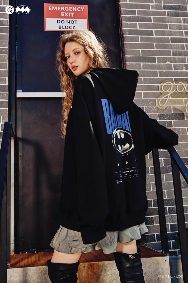 (W)(골든 베어 X 배트맨) 사이드 아웃포켓 벌룬 스커트는 여성 골퍼와 캐주얼 스타일을 즐기는 분들을 위한 벌룬 스커트입니다. 그레이 및 블랙 두 가지 색상으로 제공되며, 여름, 가을, 겨울 계절에 착용하기 좋습니다. 양쪽 사이드 플랩 아웃포켓, 허리 밴드 골든베어 입체 로고, 오른쪽 포켓 하단 레터링 프린트, 오른쪽 뒷면 콜라보 전용 D링 디테일이 특징입니다. 슬림핏, 데일리핏, 오버핏까지 다양한 핏으로 연출 가능하며, 신축성은 없지만 비침 걱정 없이 편안하게 착용할 수 있습니다.
