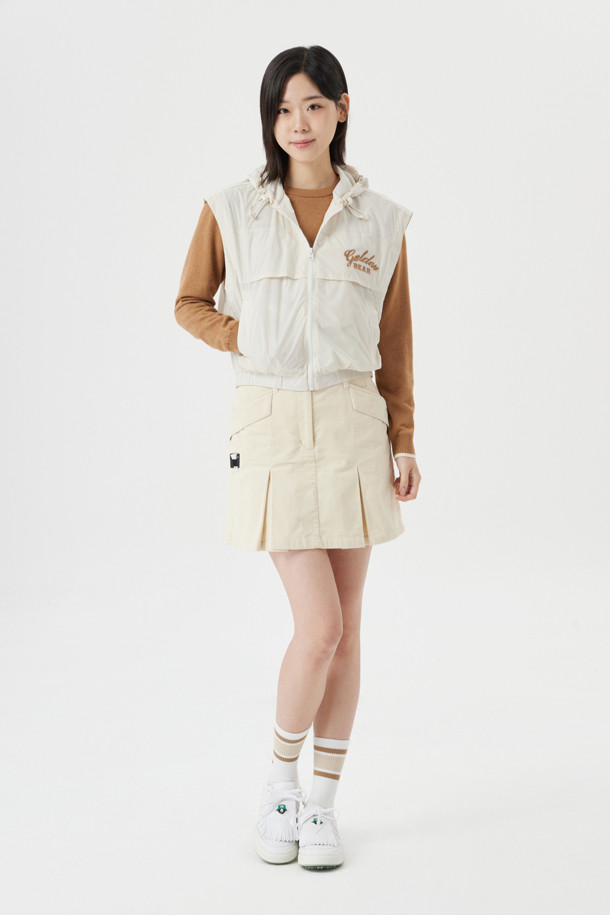 (W) 코듀로이 플리츠 스커트는 여성용으로, 가을과 겨울에 따뜻하게 착용할 수 있는 두꺼운 소재의 플리츠 스커트입니다. 부드러운 촉감의 코듀로이 소재로 제작되어 클래식하고 캐주얼한 스타일을 연출하며, 골프룩으로도 활용 가능합니다. 베이지 컬러에 무지 디자인으로 다양한 상의와 매치하기 용이하며, 레귤러 핏으로 편안하게 착용할 수 있습니다. 플리츠 디테일이 여성스러운 실루엣을 강조하며, 데일리룩과 골프 라운딩 모두에 적합한 아이템입니다.
