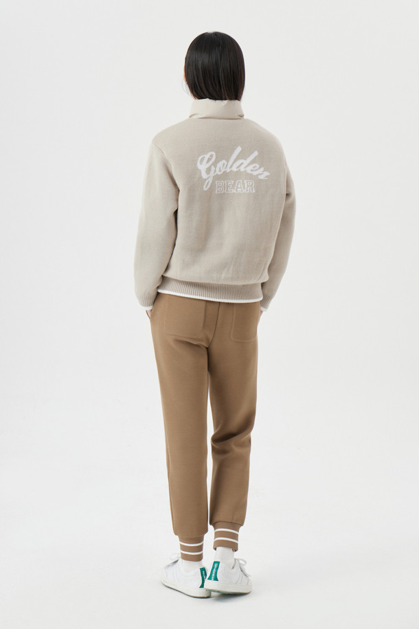 (W) 네오프렌 조거 팬츠는 여성용 바지로, 가을과 겨울에 착용하기 좋습니다. 브라운 색상의 무지 디자인에 조거핏으로, 릴랙스한 핏을 제공하며 부드러운 촉감이 특징입니다. 두꺼운 네오프렌 소재로 제작되었으며, 립 디테일과 스트라이프 배색이 스포티하고 캐주얼한 스타일을 더합니다. 골프룩, 일상복으로 활용 가능하며 밴딩 처리되어 편안한 착용감을 선사합니다. 미니멀한 스타일을 선호하는 분들에게 추천합니다.
