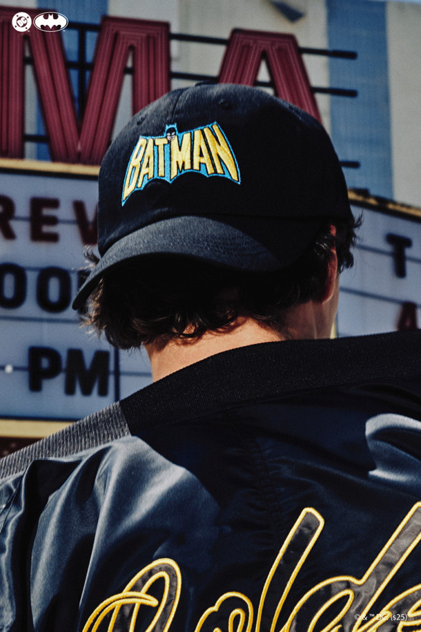 (U)(골든 베어 X 배트맨) 배트맨 레터링 백그래픽 볼캡은 골프는 물론, 일상에서도 활용하기 좋은 모자입니다. 블랙 컬러의 면 소재로 제작되어 부드러운 촉감을 선사하며, 일반적인 모자 깊이와 챙 넓이로 편안한 착용감을 제공합니다. 배트맨 캐릭터와 레터링, 로고 자수 디테일이 돋보이는 디자인으로, 캐주얼, 미니멀, 스포티한 스타일을 연출하기 좋습니다. 특히, 백그래픽 디자인은 뒷모습까지 스타일리시하게 만들어줍니다. 봄, 여름, 가을 시즌에 착용하기 적합합니다.
