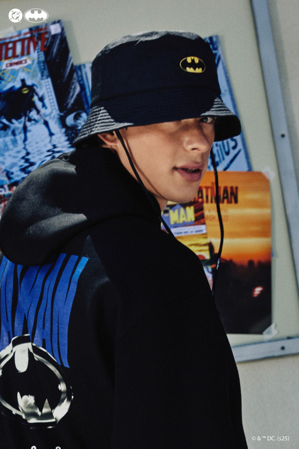 (U)(골든 베어 X 배트맨) 배트맨 로고 그래픽 버킷햇은 캐주얼, 골프 스타일을 모두 소화할 수 있는 블랙 컬러의 버킷햇입니다. 나일론 소재로 제작되어 가볍고 편안한 착용감을 제공하며, 배트맨 로고 그래픽이 포인트로 디자인되었습니다. 드랍된 형태의 챙과 투브 형태의 턱끈, 사이즈 조절용 D링과 스토퍼가 있어 실용성을 높였습니다. 햇빛 차단 기능으로 야외 활동 시에도 유용하며, 골프룩, 여행룩 등 다양한 TPO에 활용 가능합니다. 미니멀, 스포티한 스타일을 즐기는 분들께 추천합니다.
