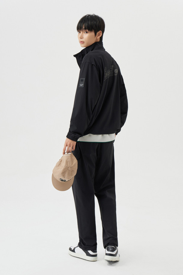 패턴 프린팅 팬츠는 남성용 카고 팬츠입니다. 베이지 컬러의 경량 스트레치 소재로 제작되었으며, 봄, 가을, 겨울 계절에 착용하기 좋습니다. 전체 밴딩 허리, 우측 플랩커버 아웃포켓, 전면 사선 싱글월트 포켓, 커브드 라인 로고 프린팅, 밑단 스트링 & 스토퍼 디테일이 특징입니다. 슬림핏, 스트레이트핏, 테이퍼드핏, 와이드핏으로 다양한 핏을 선택할 수 있으며, 골프룩, 가을 나들이룩, 스포티, 캐주얼, 미니멀 스타일을 연출하기 좋습니다.
