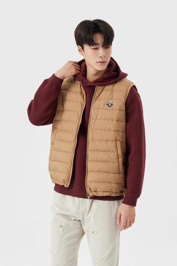 가볍고 따뜻한 남성용 '라이트웨이트 다운 베스트'입니다. 부드러운 촉감의 나일론과 폴리에스테르 혼방 소재로 제작되어 가을, 겨울철 보온성을 책임집니다. 베이지 색상의 무지 디자인으로, 스포티, 캐주얼, 미니멀 등 다양한 스타일 연출이 가능합니다. 골프룩은 물론, 일상에서도 편안하게 착용할 수 있는 활용도 높은 아이템입니다. 집업 스타일, 레귤러 핏, 민소매 디자인으로 활동성을 높였습니다.
