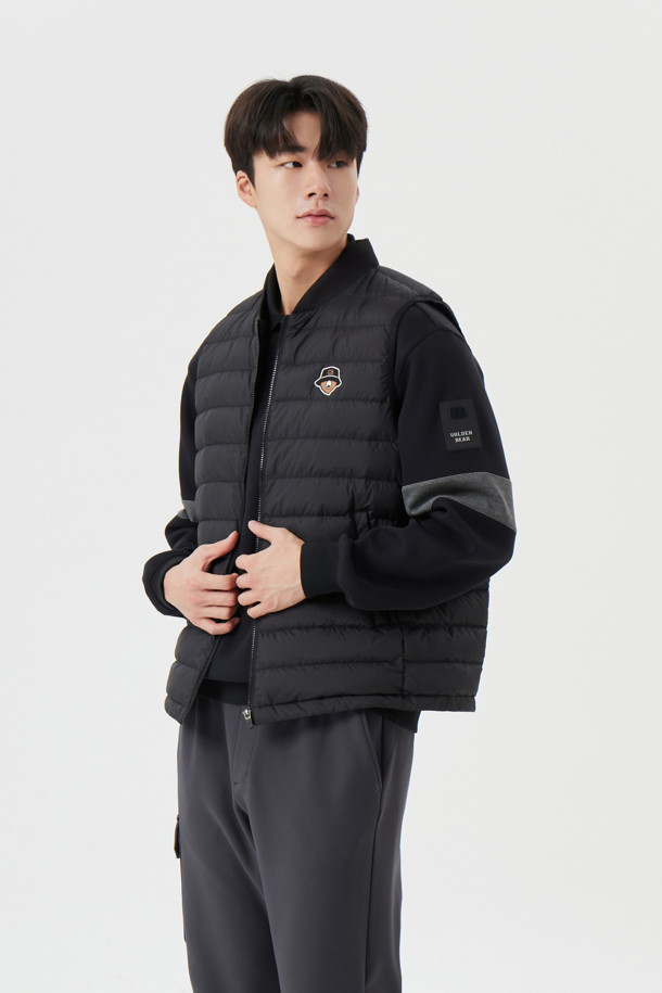 남성용 경량 다운 베스트입니다. 가을, 겨울 시즌에 골프, 일상 등 다양한 TPO에 활용하기 좋은 스포티하고 캐주얼한 스타일의 아이템입니다. 부드러운 촉감의 나일론과 폴리에스테르 혼방 소재로 제작되어 가볍고 따뜻하며, 뛰어난 보온성을 제공합니다. 무지 디자인에 레귤러핏으로 제작되었으며, 집업 방식으로 간편하게 착용할 수 있습니다. 
