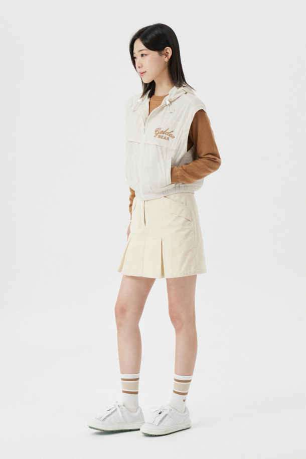 (W) 코듀로이 플리츠 스커트는 여성용으로, 가을과 겨울에 따뜻하게 착용할 수 있는 두꺼운 소재의 플리츠 스커트입니다. 부드러운 촉감의 코듀로이 소재로 제작되어 클래식하고 캐주얼한 스타일을 연출하며, 골프룩으로도 활용 가능합니다. 베이지 컬러에 무지 디자인으로 다양한 상의와 매치하기 용이하며, 레귤러 핏으로 편안하게 착용할 수 있습니다. 플리츠 디테일이 여성스러운 실루엣을 강조하며, 데일리룩과 골프 라운딩 모두에 적합한 아이템입니다.
