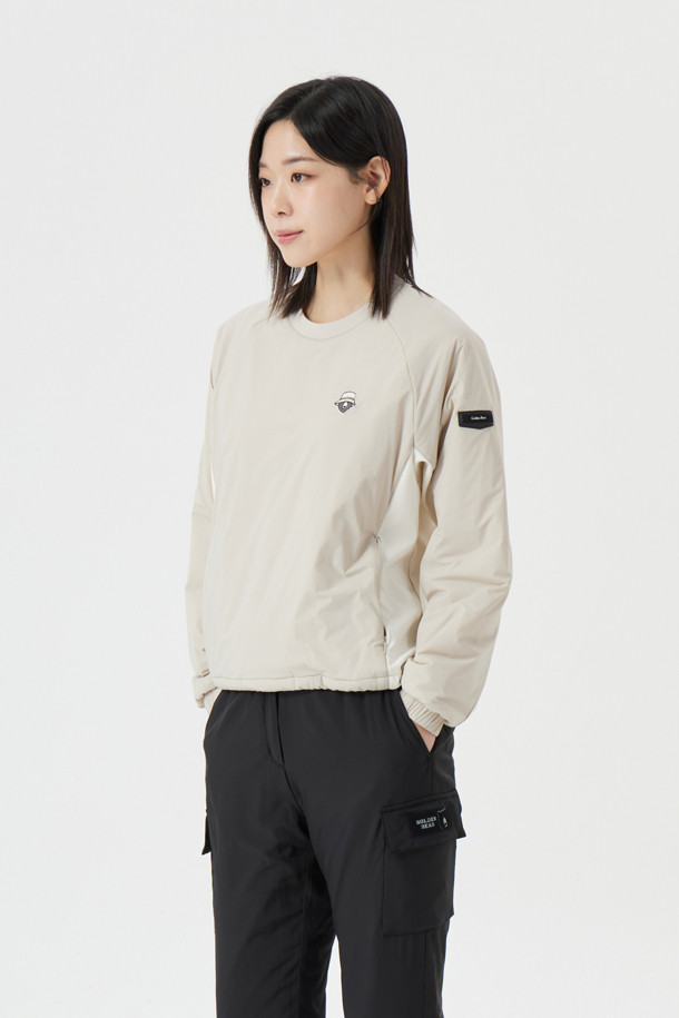 (W) 패디드 우븐 스웨트는 여성용 상의로, 아이보리와 베이지 두 가지 색상으로 출시되었습니다. 부드러운 촉감의 폴리에스테르 소재에 패딩 안감을 더해 보온성을 높였으며, 레귤러핏 라운드넥 디자인으로 편안한 착용감을 선사합니다. 봄, 가을, 겨울 세 계절 모두 착용 가능하며, 스포티, 캐주얼, 미니멀한 스타일을 연출할 수 있습니다. 특히 골프룩에 적합하며, 무지 디자인에 패딩 디테일이 더해져 포인트를 줍니다.
