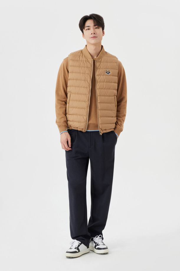 네이비 컬러의 Back Brushed 테이퍼드 팬츠는 남성용 바지로, 가을과 겨울에 따뜻하게 착용할 수 있습니다. 기모 안감과 브러쉬드 가공으로 부드러운 촉감을 제공하며, 레귤러 핏으로 편안한 착용감을 선사합니다. 골프 및 일상생활에서 스포티, 캐주얼 스타일을 연출하기 좋으며, 허리 밴딩 처리로 활동성을 더했습니다. 무지 디자인에 테이퍼드 핏으로 깔끔한 실루엣을 강조하여 미니멀한 스타일을 완성합니다.
